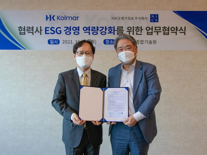 한국콜마와 나이스평가정보가 ‘협력사 ESG 역량 강화를 위한 업무협약’을 체결하고 한국콜마 협력사의 ESG 경영 활동을 지원키로 했다. 사진 오른쪽이 안병준 한국콜마 대표, 왼쪽은 나이스평가정보 박병수 전무.
