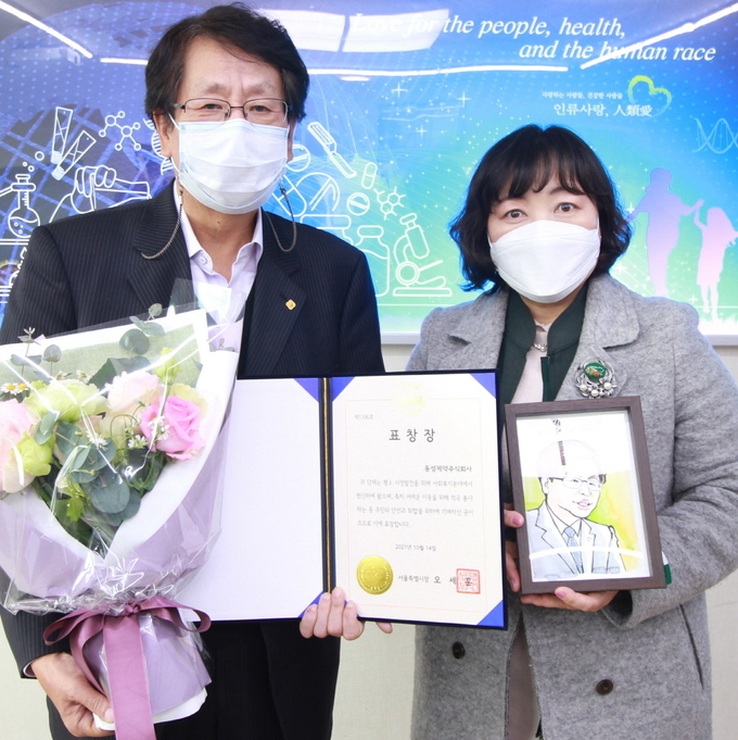 서울특별시장 표창을 수상한 이양구 동성제약 대표(왼쪽). 이은주 시립도봉노인종합복지관 관장(오른쪽)과 기념사진을 하고 있다.