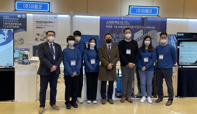 (주)이젬코는 지난 10일부터 12일까지 스마트제조혁신협회가 주최한 ‘제조혁신코리아 2021‘에 부스를 구성, 스마트팩토리의 중요성 전파와 함께 실제 현장에서 적용할 수 있는 솔루션과 프로그램 등을 시연하는 등 참관객의 호응을 받았다.