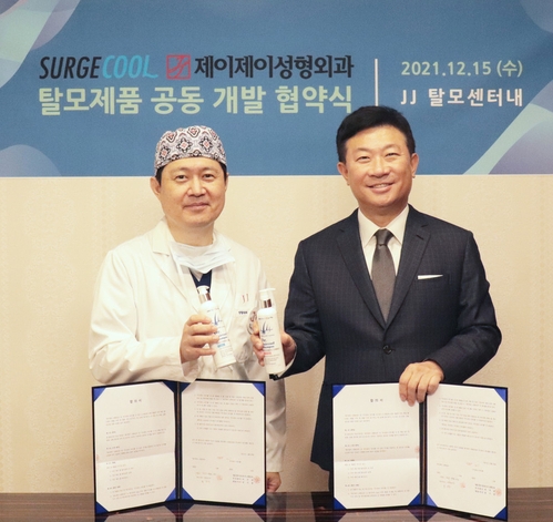 장기철 써지쿨 대표(오른쪽)와 홍진주 제이제이성형외과 원장(왼쪽)이 헤어제품 개발을 위해 손 잡았다.