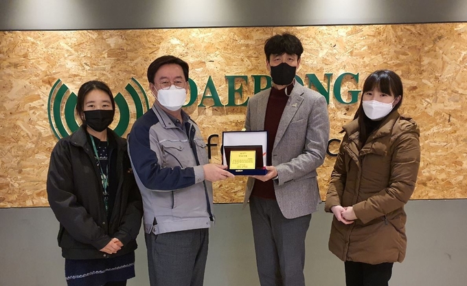 대봉엘에스가 굿네이버스 인천본부와 지난 10년 간의 공헌활동을 인정받아 후원 감사패를 받았다.