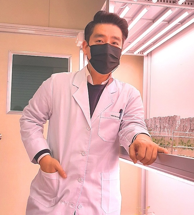  플랜트 클리니컬 랩에서 포즈를 취한 박시준 (주)에이바이오머티리얼즈 대표이사.