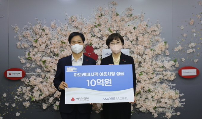 아모레퍼시픽그룹 지속가능디비전 오정화 상무<사진 오른쪽>와 사회복지공동모금회 김상균 사무총장. 