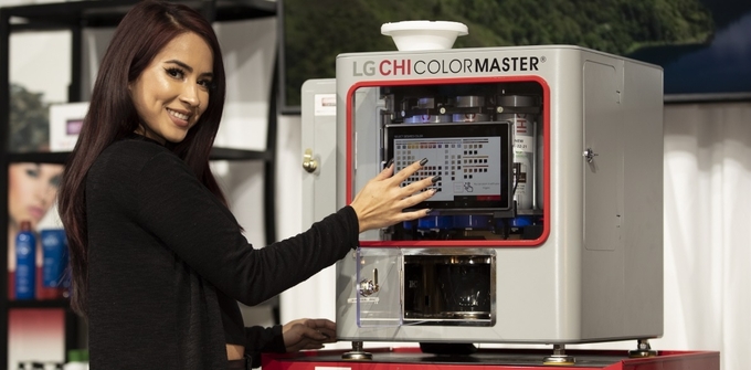 LG생활건강이 미국 파루크 시스템즈와 손잡고 전문가를 위한 스마트 맞춤형 염모제 시스템 ‘LG CHI Color Master®’를 개발, 미국 시장에 첫 선을 보이고 본격 시장확대에 돌입했다.