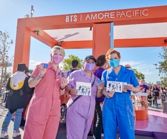 라네즈가 지난 해 11월 27일부터 28일까지 미국 LA에서 열린 방탄소년단 콘서트에 브랜드 부스를 설치했다. 사진은 ‘립슬리핑마스크 퍼플 에디션’을 들고 포즈를 취한 방탄소년단 미국팬. 