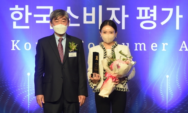 이유빈 티르티르 대표(오른쪽)가 ‘2022 KCAB 한국소비자평가 최고의 브랜드 대상 시상식’에서 대상을 받았다.