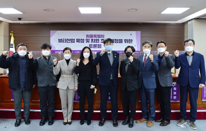 서울특별시의회가 2월 7일 개최한 ‘서울특별시 뷰티산업 육성 및 지원 조례 제정을 위한 토론회’. △ 김주덕 성신여대 뷰티융합대학원 원장 △ 한창희 지파워 대표 △ 이훈식 코스맥스 비티아이 해외마케팅본부 상무 △ 박상훈 대한화장품산업연구원 기획정보실장 △ 정영준 서울시 경제정책과 과장 등이 발제를 맡았다.