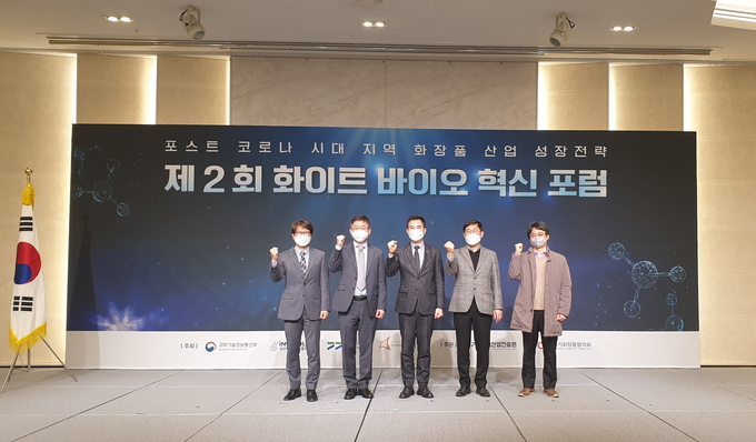 (왼쪽부터) △ 황재성 피부과학응용소재선도기술개발사업단 단장 △ 이세훈 경기화장품협의회 회장 △ 서철모 화성시장 △ 나원주 화성산업진흥원 원장 △ 이동엽 성균관대 교수.