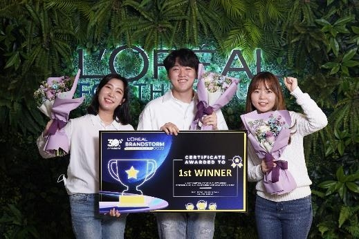 ‘2022 로레알 브랜드스톰’ 국내 결선 우승팀 FEEL(왼쪽부터 이진화‧서형찬‧박계영). FEEL팀은 코로나 우울감을 해결하는 뷰티솔루션으로 주목 받았다.