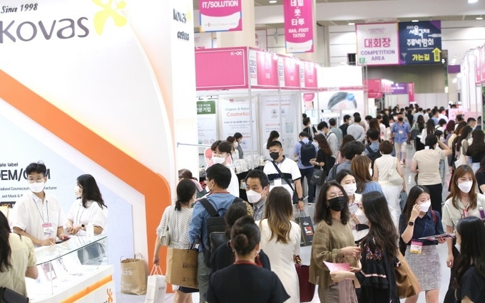 국내에서 열리는 화장품·뷰티 산업 전문 전시회 가운데 최고의 전통을 자랑하는 ‘2022 서울국제화장품·미용산업박람회’ 개막 한 달 여를 남기고 막바지 준비작업에 박차를 가하고 있다. 사진은 지난해 전시장 전경.