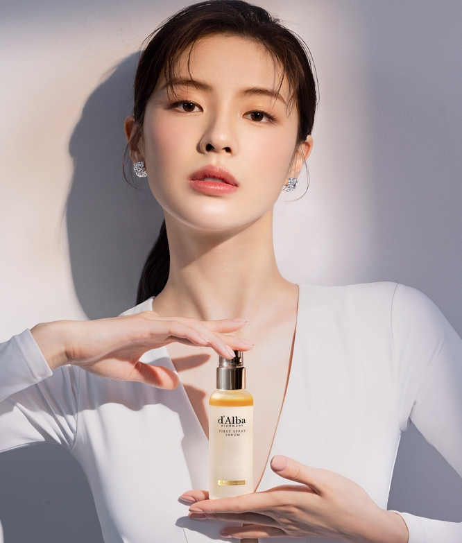 누적 판매량 1,400만 병을 돌파한 달바 ‘화이트 트러플 퍼스트 스프레이 세럼’.
