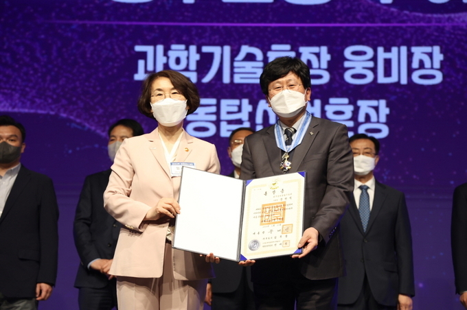2022년 과학·정보통신의 날 기념식에서 과학기술훈장 웅비장을 수상한 한국콜마 문병석 기술연구원장<사진 오른쪽>이 임혜숙 과학기술정보통신부 장관과 기념 촬영했다.