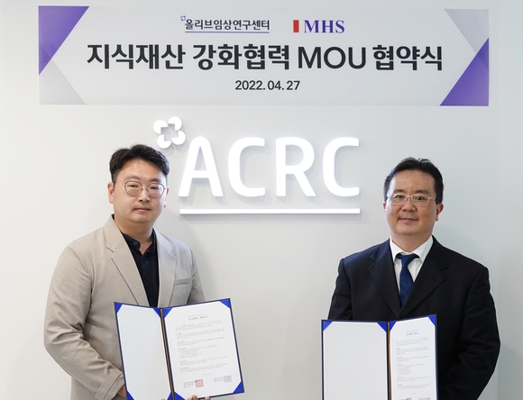 올리브임상연구센터가 27일 MHS특허사무소와 지식재산 강화협력 MOU를 맺었다. (왼쪽부터) 김성우 올리브임상연구센터 대표, 명정용 MHS특허사무소 대표변리사.