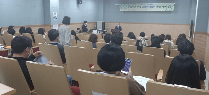 한국아로마웰니스학회·제주향기산업융복합연구회는 오늘(28일) ‘아로마테라피 산업 변화와 최신 연구’을 주제로 제주산학융합원 캠퍼스관에서 회원과 전문가 100여 명이 참석한 가운데 봄 학술세미나를 개최했다.