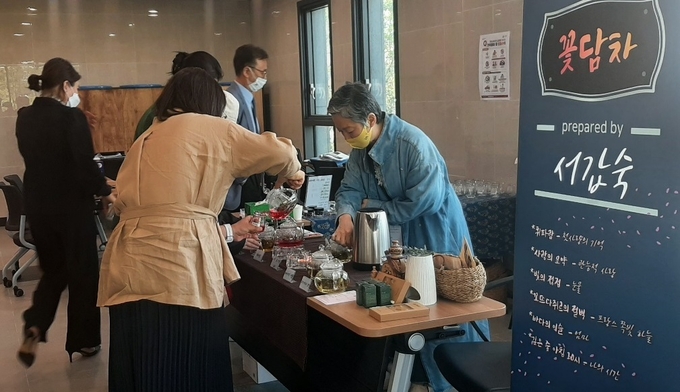 오늘 세미나를 진행하는 동안 브레이크 타임에 배우이자 향 전문가 서갑숙 씨가 직접 꽃차를 제공하면서 힐링을 할 수 있는 '꽃차 힐링 체험' 이벤트를 진행, 참석자들의 호평을 받았다. 