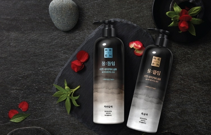 LG생활건강이 지난달 발매한 새치케어 샴푸 ‘리엔 물들임’이 연일 완판 행진을 이어가면서 출시 3주만에 20만 개 판매를 돌파했다고 회사 측이 밝혔다.