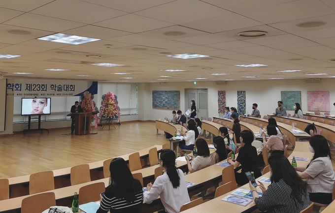 한국화장품미용학회가 오늘(10일) 서울 성신여대 미아운정그린캠퍼스 C동 311호에서 ‘제23회 학술대회’를 개최했다.