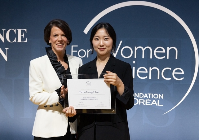 23일 프랑스 파리에서 열린 ‘2022 로레알-유네스코 세계여성과학자상’ 시상식. 최소영 KAIST 연구조교수가 인터내셔널 라이징 탤런트상을 수상했다. 최소영 교수(오른쪽)와 알렉산드라 팔트 로레알 기업책임자(왼쪽)가 기념사진을 찍는 모습.