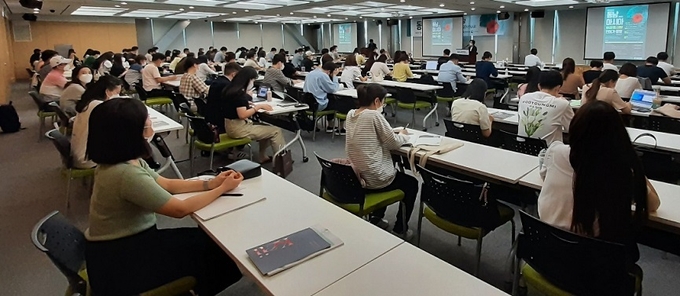 대한화장품산업연구원은 지난 1일 서울 aT센터 세계로룸에서 화장품 기업 관계자 200여명이 참석한 가운데 ‘한 번에 끝내는 2022 동남아시아 화장품 시장 인허가·할랄 세미나’를 열고 비상등이 켜진 국내 화장품 수출전선의 출구전략 마련을 위한 정보 공유·지원책 마련에 역점을 두겠다고 약속했다.