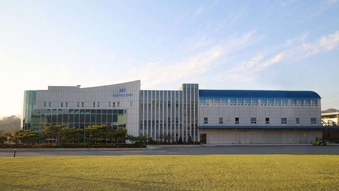 콜마비앤에이치가 건강기능식품 업계 최초로 녹색전문기업 인증을 획득, 녹색기술과 녹색제품 인증에 이어 국가 녹색인증 3개 부문을 모두 받아 친환경 선도기업으로서의 위상을 확보했다. 콜마비앤에이치 세종사업장 전경.