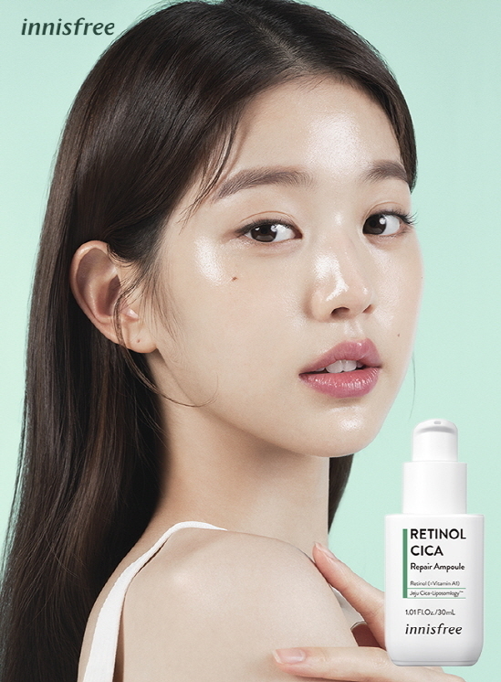 이니스프리가 브랜드 모델 장원영처럼 매끄러운 피부 결로 케어해주는 ‘레티놀 시카 흔적 앰플’(이하 레티놀 시카 앰플)을 알리기 위해 ‘깐달걀 레시피’ 캠페인을 펼친다.
