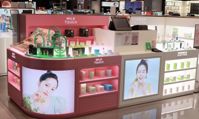 현대백화점 면세점 무역센터점에 입점한 성분에디터와 밀크터치.