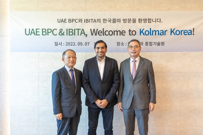 한국콜마가 30조 원 규모를 형성하고 있는 중동·북아프리카 화장품 시장 선점을 위해 UAE BPC(United Arab Emirates Business Point Consultancy)에 화장품 PB 제품을 개발·공급한다고 공식 발표했다. 사진 왼쪽부터 최현규 한국콜마 대표·압둘라 알 마이니 UAE BPC 회장·윤주택 IBITA 이사장.