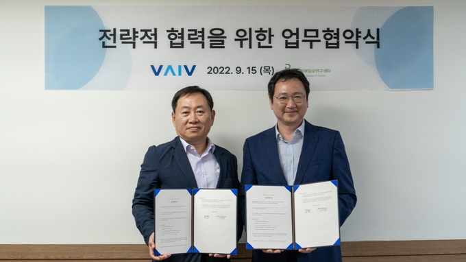 피부인체적용시험 전문기업 피엔케이피부임상연구센타와 국내 최대 빅데이터 전문기업 바이브컴퍼니가 전략적 협력을 위한 업무협약을 체결했다. 사진 왼쪽이 이해광 P&K 대표.