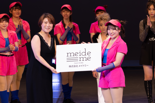 팜코스메틱 메이드미가 일본 나고야 오카자키시민회관에서 열린 ‘2022 K-아트 2nd K-팝 아이돌 댄서 그랜드 스테이지’에 참가, K-뷰티 전도사 역할을 톡톡히 해냈다. 메이드미 상을 수상한 나고야예술대학 무용팀에게 시상하고 있다. 