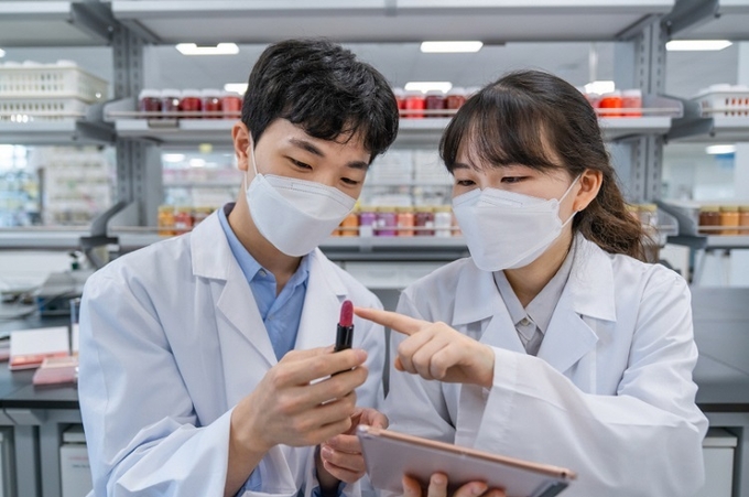 한국콜마가 개발 공급하는 립케어 카테고리 화장품들이 고객사와 소비자 만족을 실현하면서 관련 제품 매출이 가파른 상승곡선을 그리고 있는 것으로 나타났다. 사진은 한국콜마 종합기술원에서 연구개발에 몰두하고 있는 연구원 모습. <사진 제공·한국콜마 PR팀>