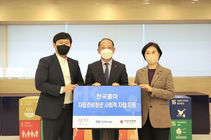 사진 왼쪽부터 고대현 소이프 스튜디오 대표·최현규 한국콜마 대표·서울 사랑의열매 신혜영 사무처장.