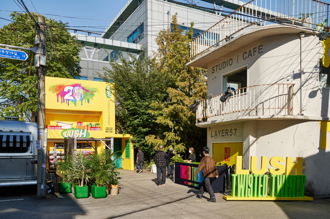 러쉬코리아가 14일부터 16일까지 서울 성수동 레이어57에서 ‘20주년 기념 쇼케이스’를 개최했다.