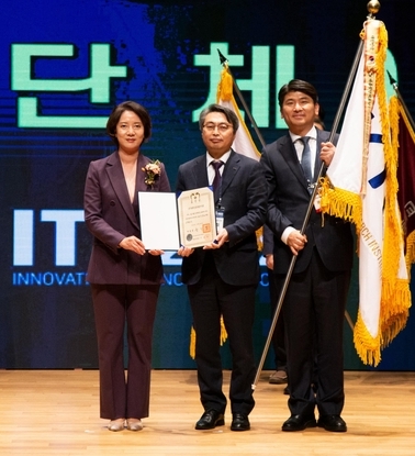 김현철 한국화학융합시험연구원장(왼쪽에서 두 번째)이 중소기업기술혁신대전 기술협력유공자 산학협력 부문 대통령상을 수상한 모습.