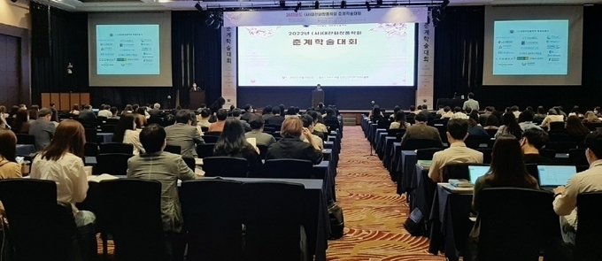 (사)대한화장품학회 제 2차 정기총회와 추계학술발표대회가 오는 25일(금) 더-K호텔서울(서울 양재동 소재) 컨벤션센터 2층 그랜드볼룸에서 열린다. 사진은 지난 5월 20일에 열렸던 춘계학술발표대회 전경.