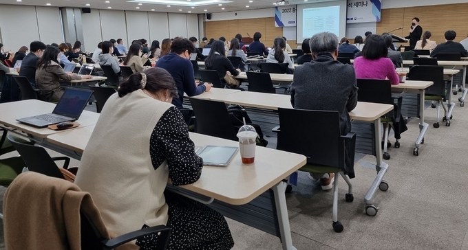 대한화장품산업연구원은 오늘(10일) aT센터 창조룸(4층)에서 ‘2022년 중국 화장품 안전성 평가보고서 사례 분석 세미나’를 ‘중국 화장품 등록·허가 절차 가이드라인’을 공유했다.