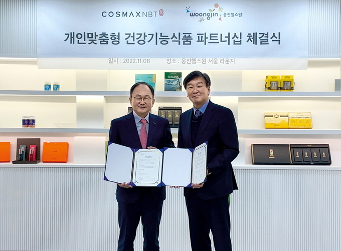 코스맥스엔비티가 웅진헬스원과 맞춤형 건강기능식품 공급 파트너십 협약을 체결했다. 사진 오른쪽이 윤원일 대표.
