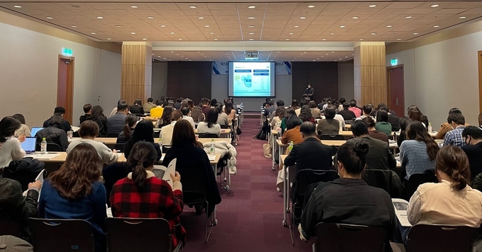 21일과 22일, 이틀 동안 진행한 대한화장품산업연구원의 글로벌 화장품 시장·규제 동향 세미나에는 매 섹션과 주제 마다 정원 140명을 넘긴 인원이 참석해 지난 1년 동안 진행해 온 연구원의 사업성과를 공유하는 기회를 가졌다. 
