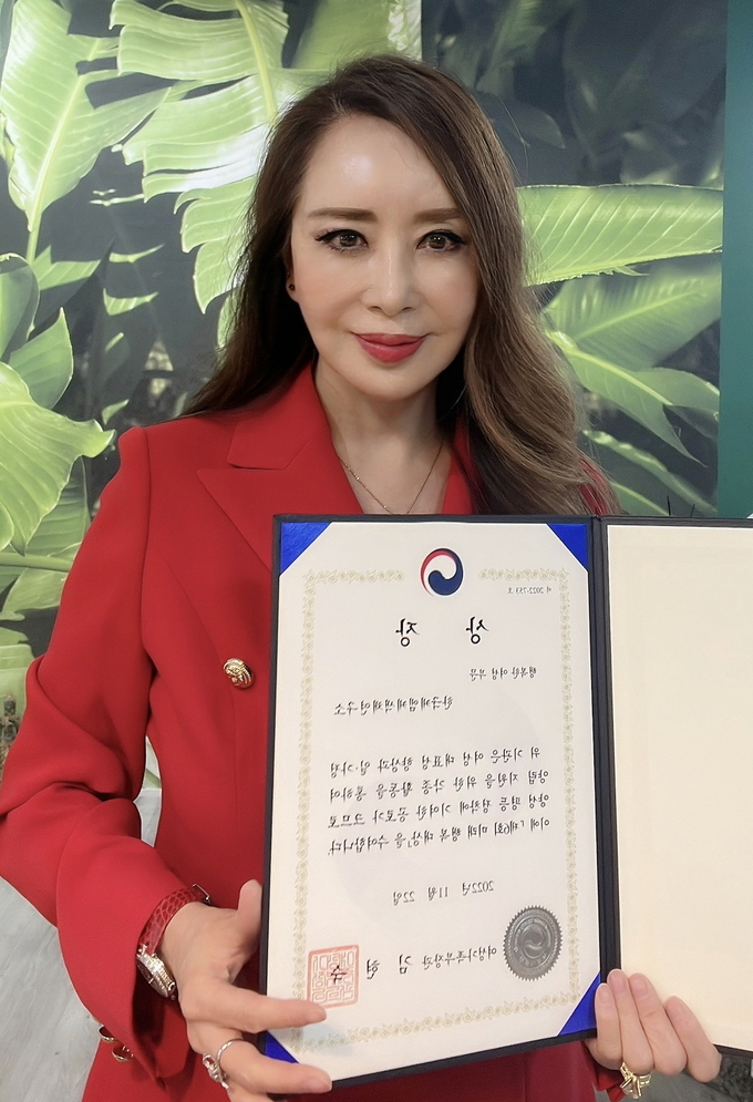 ‘제6회 미래행복대상’에서 여성가족부 장관상을 수상한 김민경 한국케엠케색채연구소 대표.