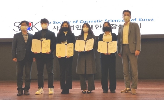 2022년 대한화장품학회 추계발표대회 선진창의혁신상(선진뷰티사이언스 후원)을 수상한 4명의 수상자가 박영호 화장품학회장<사진 맨 왼쪽>, 이성호 선진뷰티사이언스 대표<사진 맨 오른쪽>와 기념촬영에 임하고 있다.