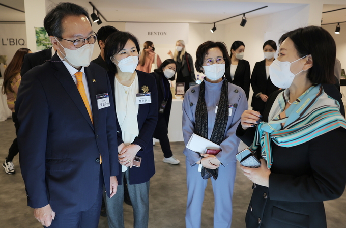 (왼쪽부터) 박민수 보건복지부 차관과 정은영 보건복지부 보건산업정책국장, 이재란 화장품산업연구원장이 셀리버리리빙앤헬스 정승희 본부장의 제품 설명을 듣고 있는 모습. 