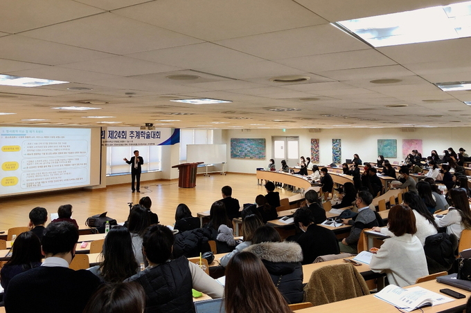 한국화장품미용학회 ‘2022 제24회 추계학술대회’에서 ‘화장품 산업 현황과 미래 전략’ 발표하는 김주덕 성신여대 뷰티융합대학원장.