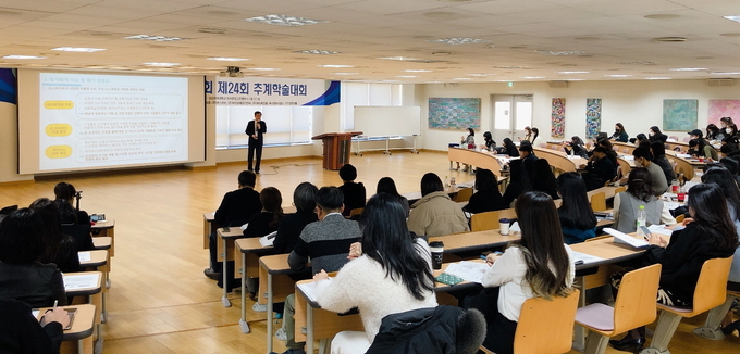 한방 발효 기술과 첨단 바이오테크를 접목해 K-원천소재를 개발해야 한다고 강조하는 김주덕 원장. 