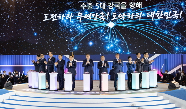 지난 5일 있었던 2022년 제 59회 무역의 날 기념식에서 화장품·뷰티 업계는 올 한 해의 어려움을 반영하듯 지난해보다 개인 수상자와 수출의탑 수상기업이 줄어드는 양상을 보였다. <사진·한국무역협회 제공>