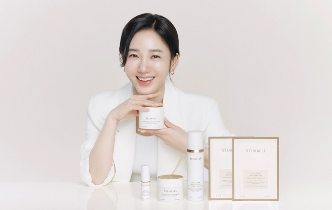 종근당건강이 개발, 지난달에 론칭한 하이엔드 고효능 인체줄기세포배양액 화장품 브랜드 ‘스템벨’(STEMBELL)이 성공을 향한 순조로운 행진을 이어가고 있다. 브랜드 모델로 기용한 박주미와의 시너지도 이러한 행보를 뒷받침하고 있다는 평이다.