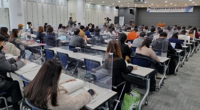 맞춤형화장품을 사용한 경험이 있는 소비자는 이 시장의 성장가능성을 대체로 높게 전망하고 있으며 특히 기존 기능성화장품과 천연화장품에 대한 관심이 높은 소비자일수록 맞춤형화장품 이용 의향이 높은 것으로 나타났다. 사진은 지난 5일(월)에 개최한 ‘조제관리사를 위한 맞춤형화장품 워크숍’ 전경.