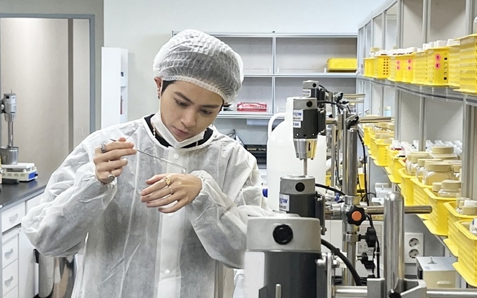 베트남 셀럽 길 레 씨가 (주)이엔비에스의 생산현장을 직접 둘러보면서 제품 개발과 생산 과정을 체험하고 제품 개발에 대한 심도깊은 논의를 가졌다.