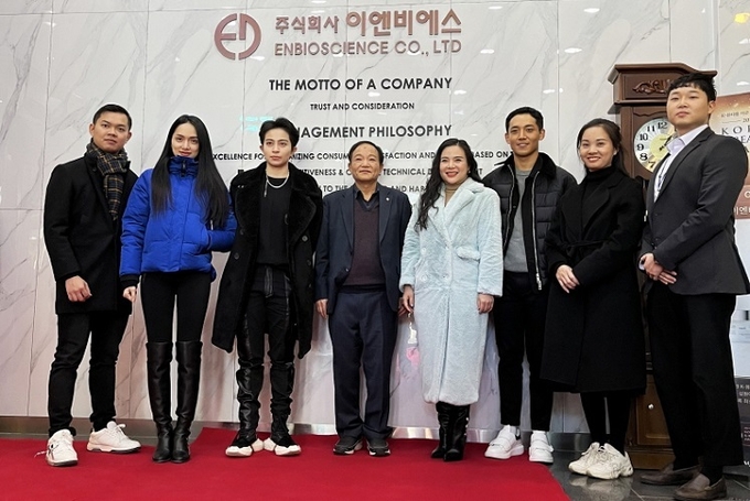 베트남 유명 가수 겸 모델로 활동하고 있는 후옹 지앙 씨와 길 레 씨가 기능성화장품 ODM·OCM 비즈니스를 통해 위상을 확보하고 있는 (주)이엔비에스 본사를 방문, 브랜드와 제품 개발 논의를 가졌다. 사진 왼쪽에서 두 번째부터 후옹 지앙 씨·길 레 씨, 그리고 김홍본 대표가 기념 촬영했다.