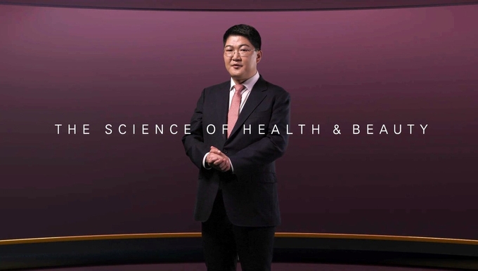 이병만 코스맥스 대표가 디지털 영상 신년사를 통해 “올해는 끊임없이 변화하는 환경 속에서 유연한 태도로 승리를 이뤄내는 ‘전승불복 응형무궁’의 정신으로 도약하겠다”고 2023년의 포부를 밝혔다.