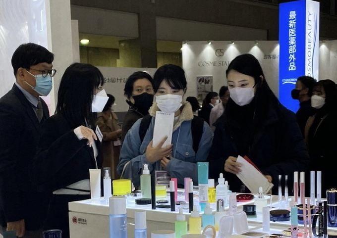 코스맥스재팬 부스를 찾은 소비자들이 코스맥스 글로벌 연구진이 개발한 제품을 살피고 있다. 