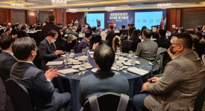 대한화장품협회는 오늘(22일) 롯데호텔 사파이어볼룸에서 4년 만에 처음으로 오프라인 정기총회를 열고 올해 사업계획 승인과 예산 33억2천50만 원을 의결하는 한편 연재호 전 아모레퍼시픽 고문을 신임 상근부회장에 선임했다.
